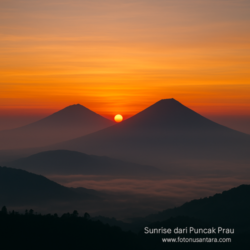 Sunrise-Over-Puncak-Prau-Peaks